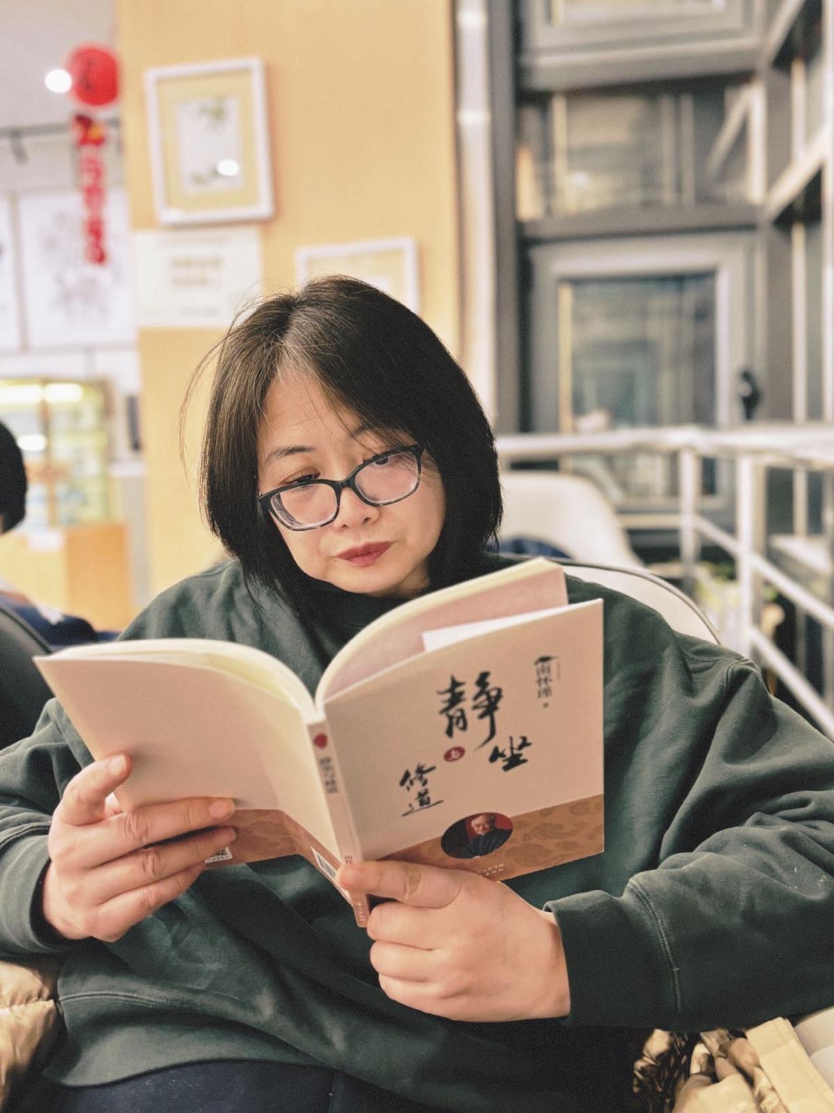 Xinhui en train de lire